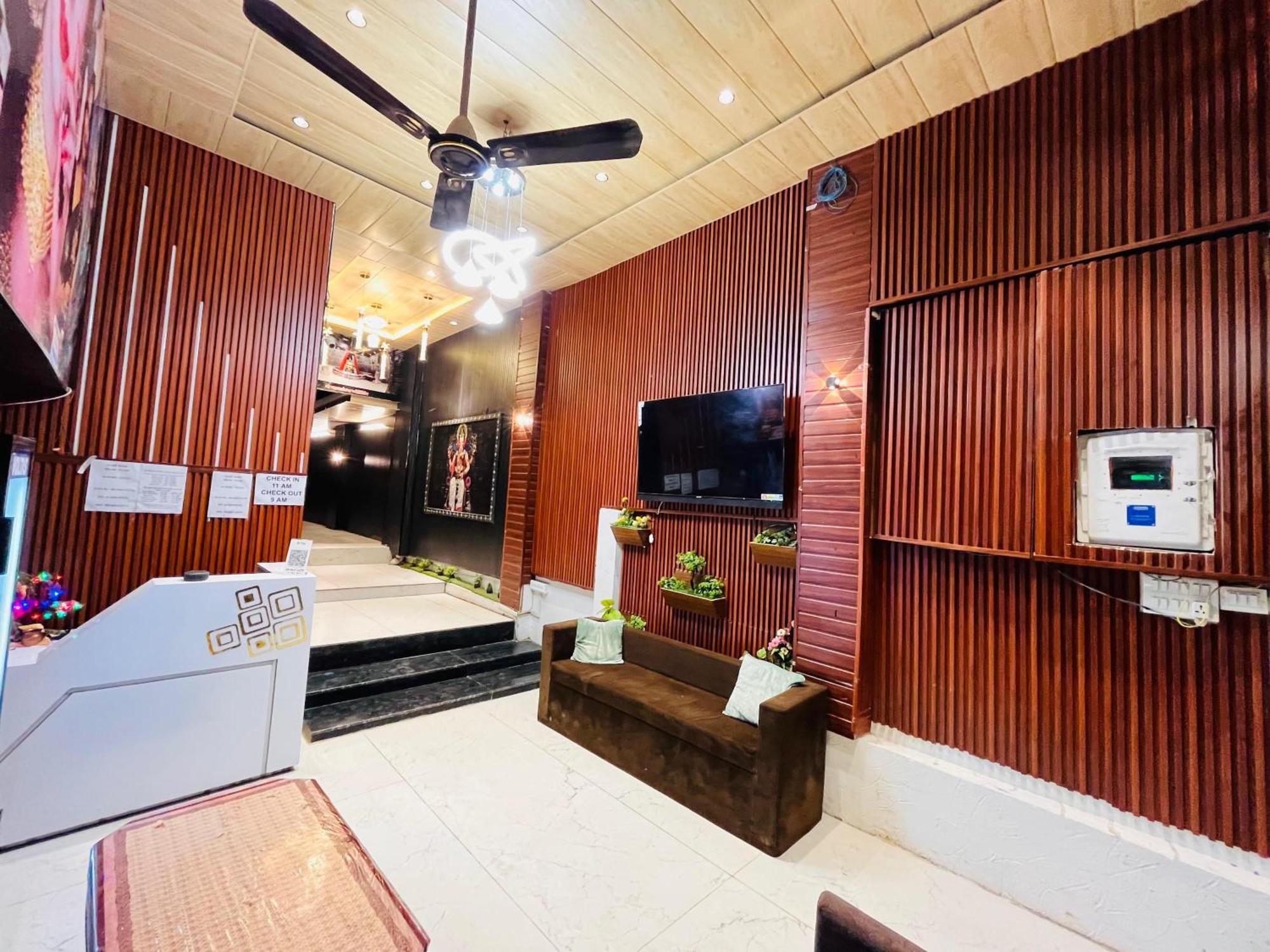 אויאיין Pallav Guest House מראה חיצוני תמונה
