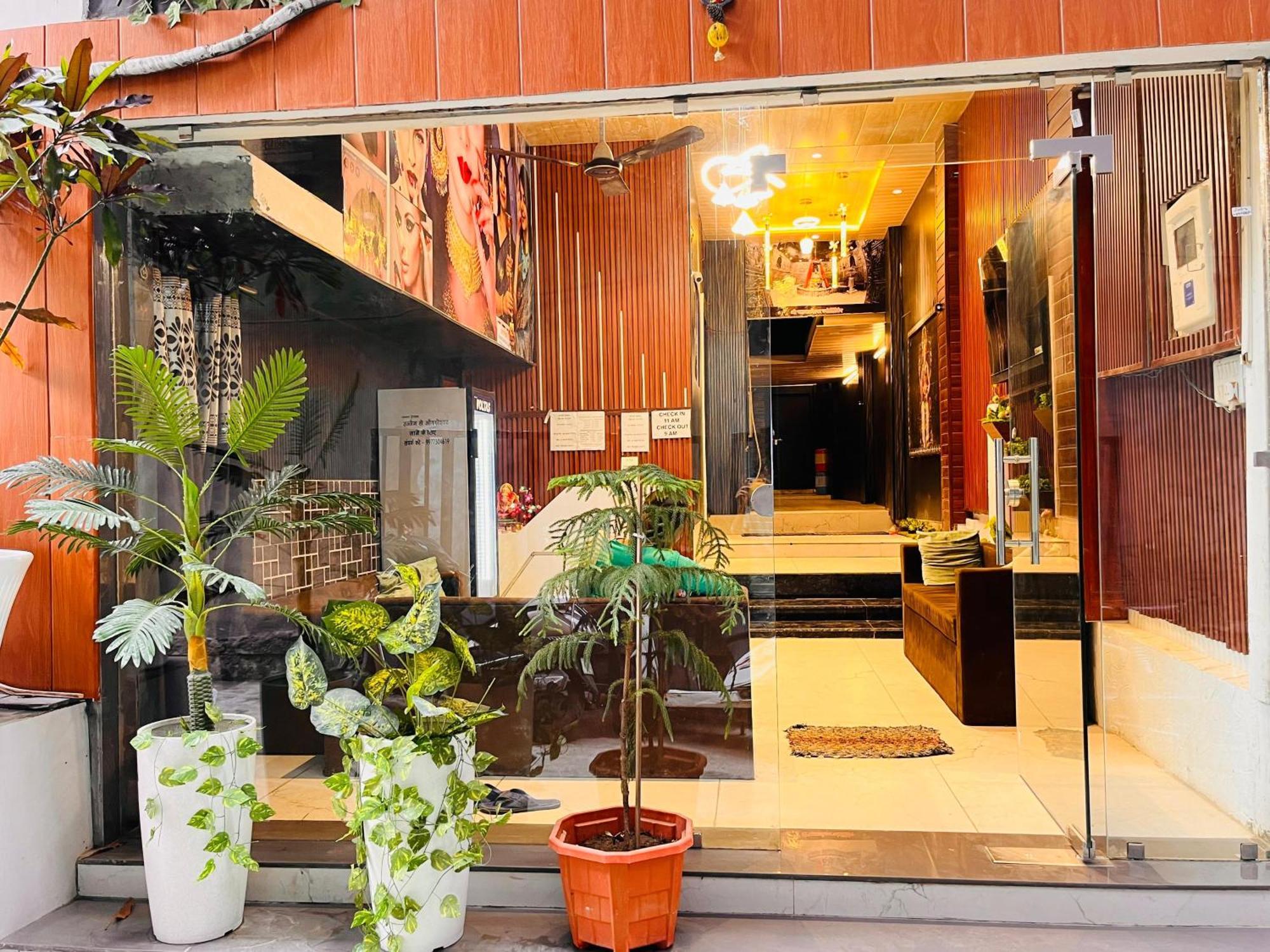 אויאיין Pallav Guest House מראה חיצוני תמונה