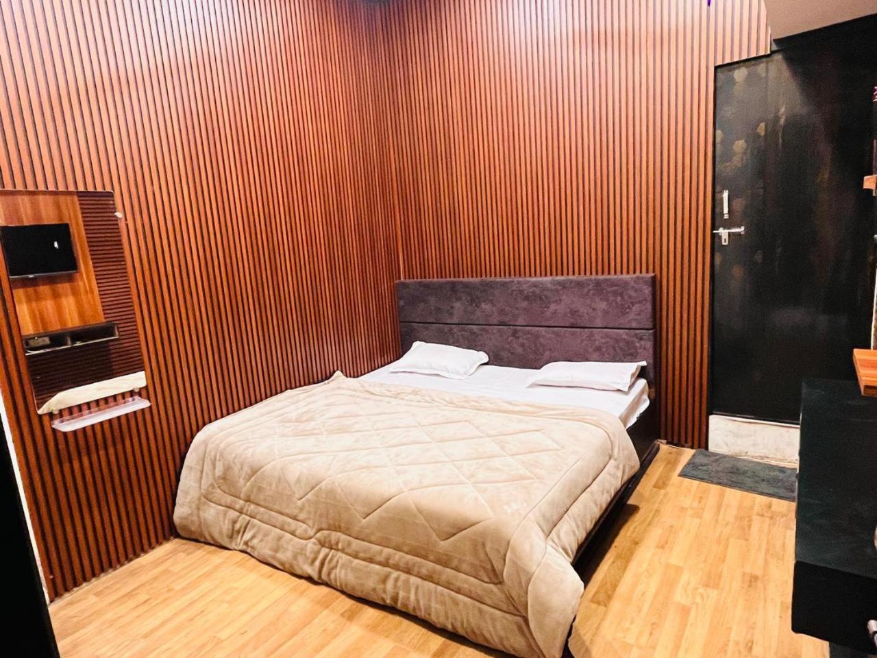 אויאיין Pallav Guest House מראה חיצוני תמונה