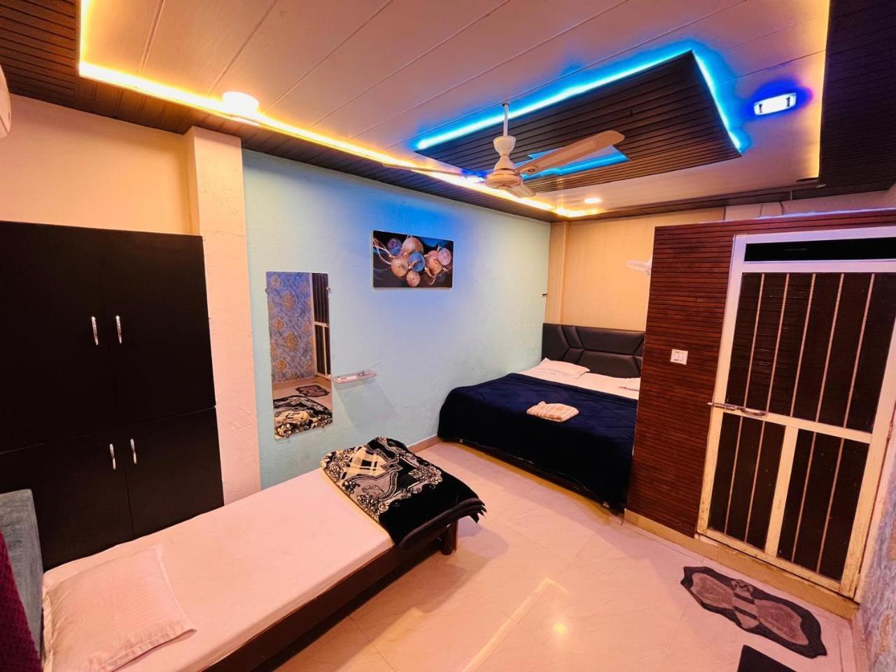 אויאיין Pallav Guest House מראה חיצוני תמונה