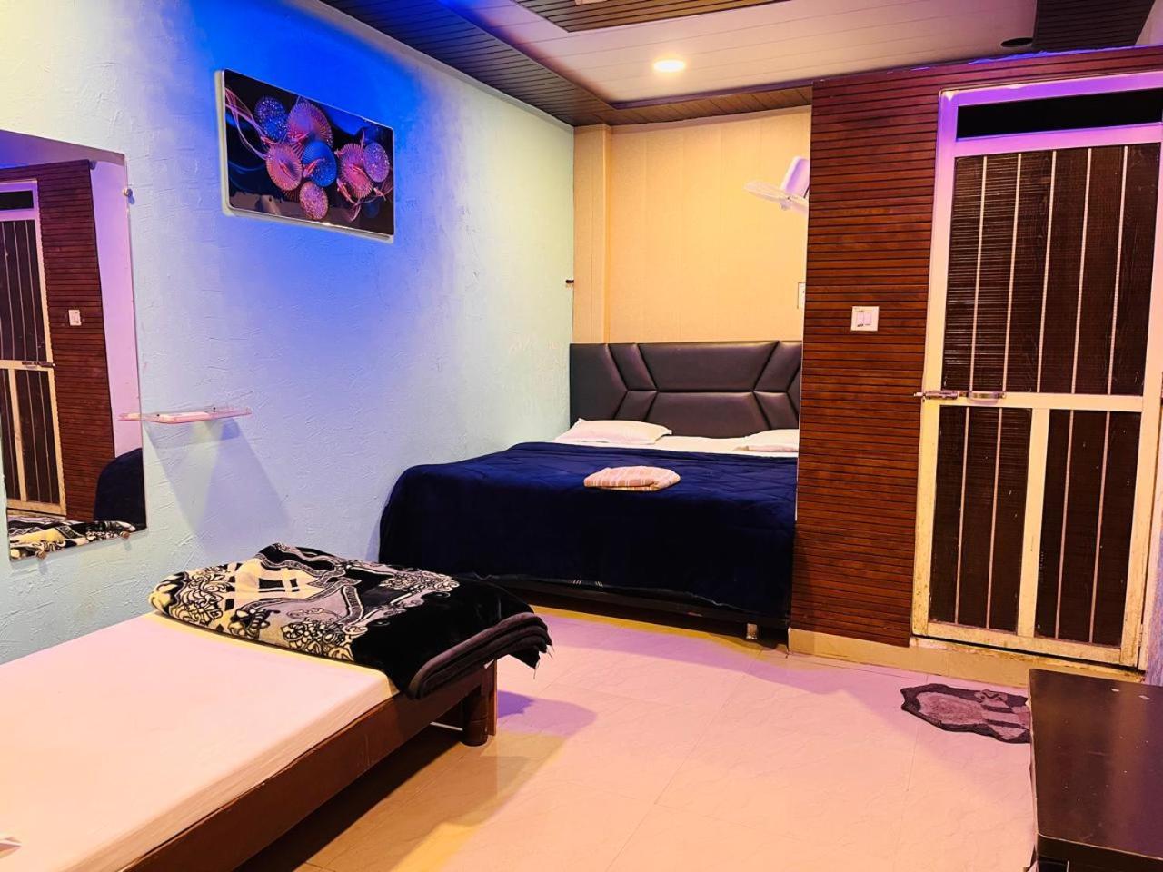 אויאיין Pallav Guest House מראה חיצוני תמונה