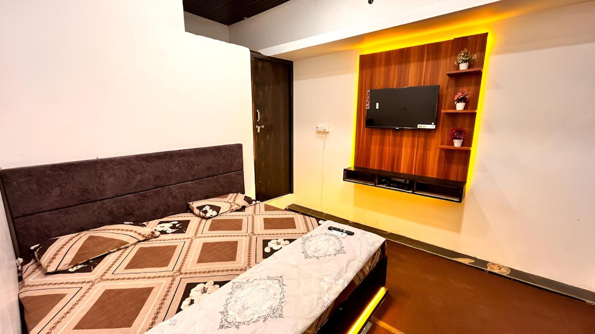 אויאיין Pallav Guest House מראה חיצוני תמונה