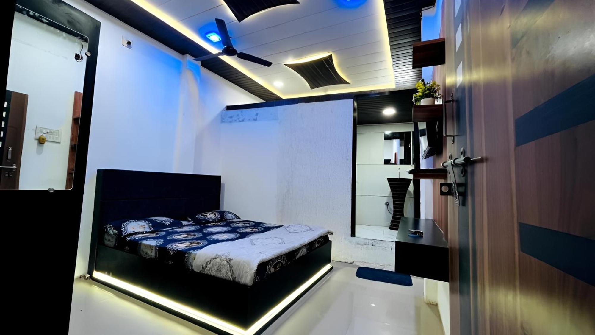 אויאיין Pallav Guest House מראה חיצוני תמונה
