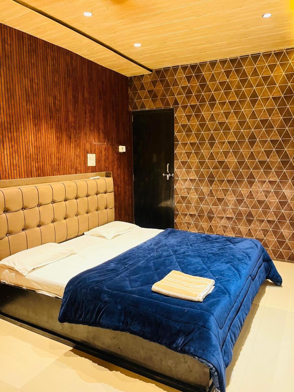 אויאיין Pallav Guest House מראה חיצוני תמונה